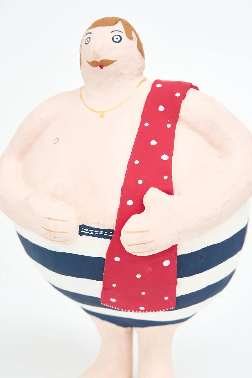 Bañista de época hecho en papel maché.