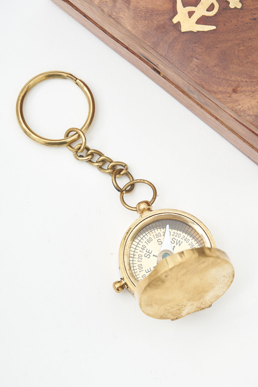 Llavero brújula con tapa de latón en caja de madera Batela Deco 2025