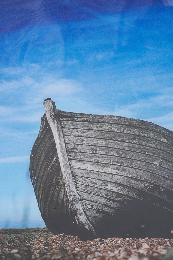 Foto impresa en taco de madera barca en tierra