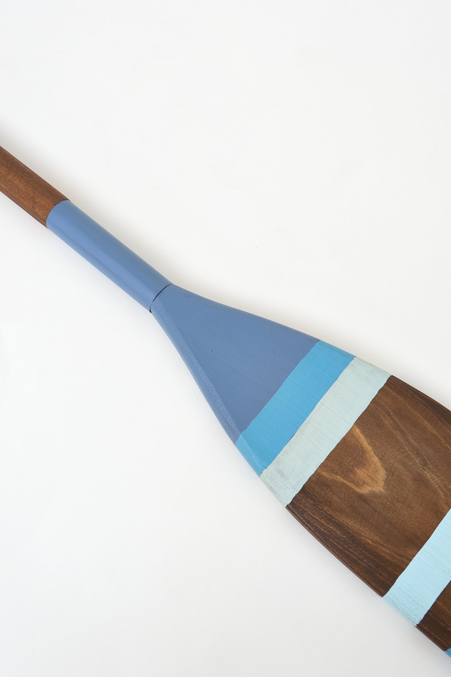 Zurezko arraun apaingarria zerrenda urdinekin