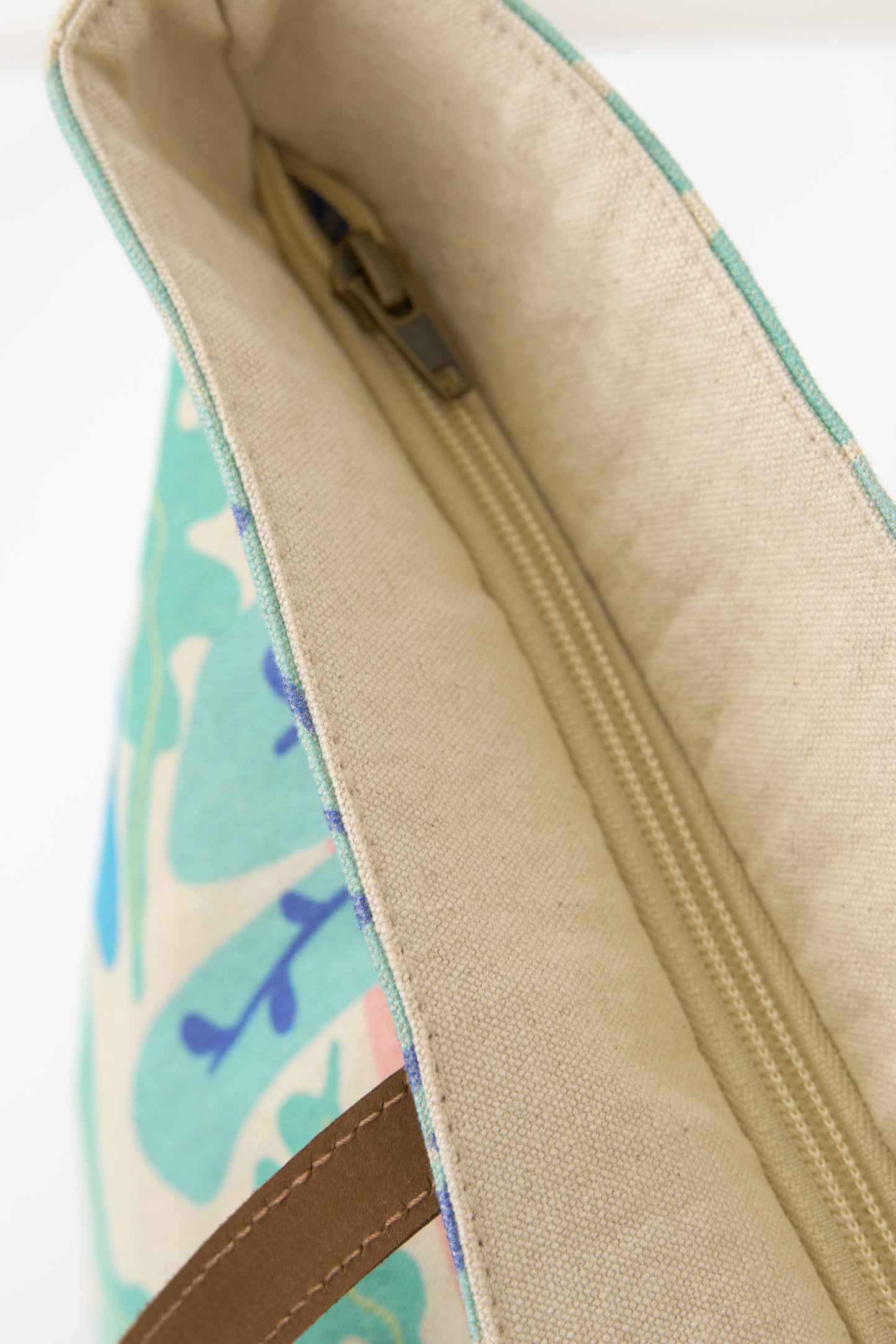 Tote poltsa handia itsas estanpatuarekin