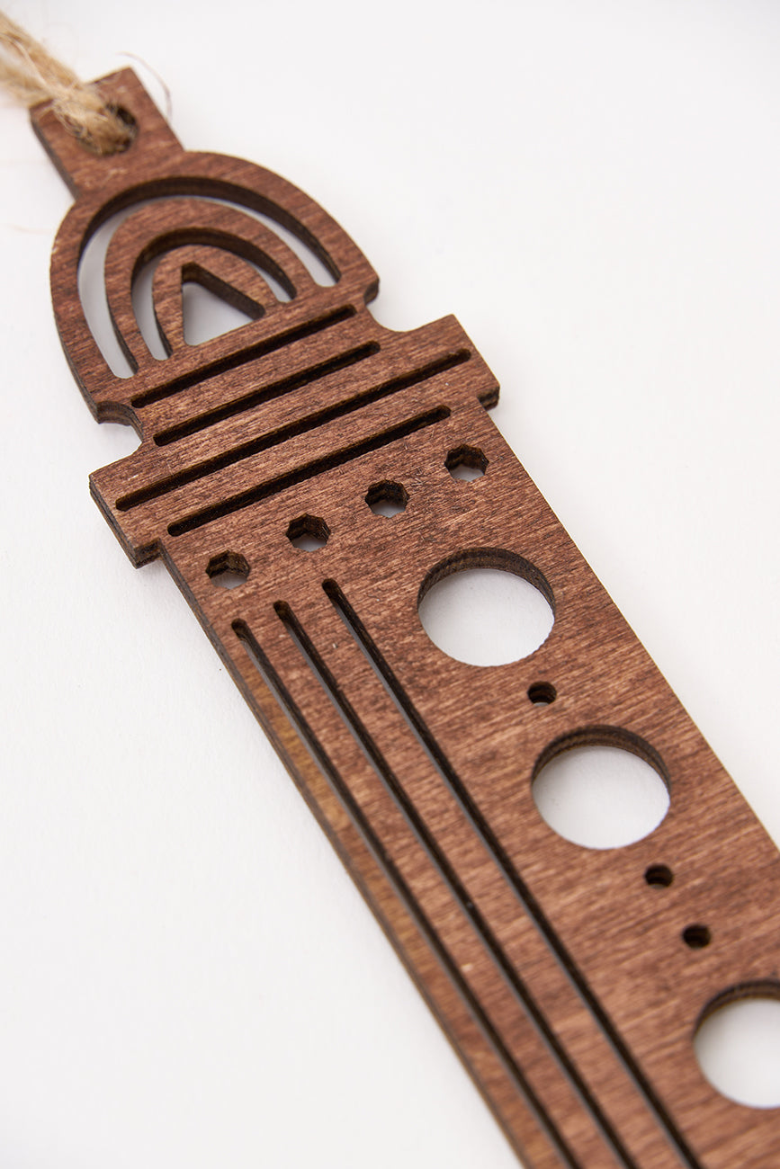 Colgante navideño forma de faro en madera