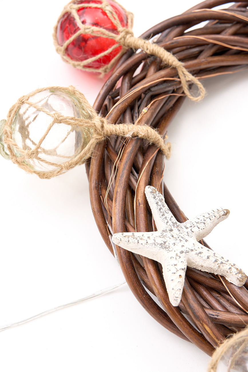 Corona de navidad con estrellas y boyas