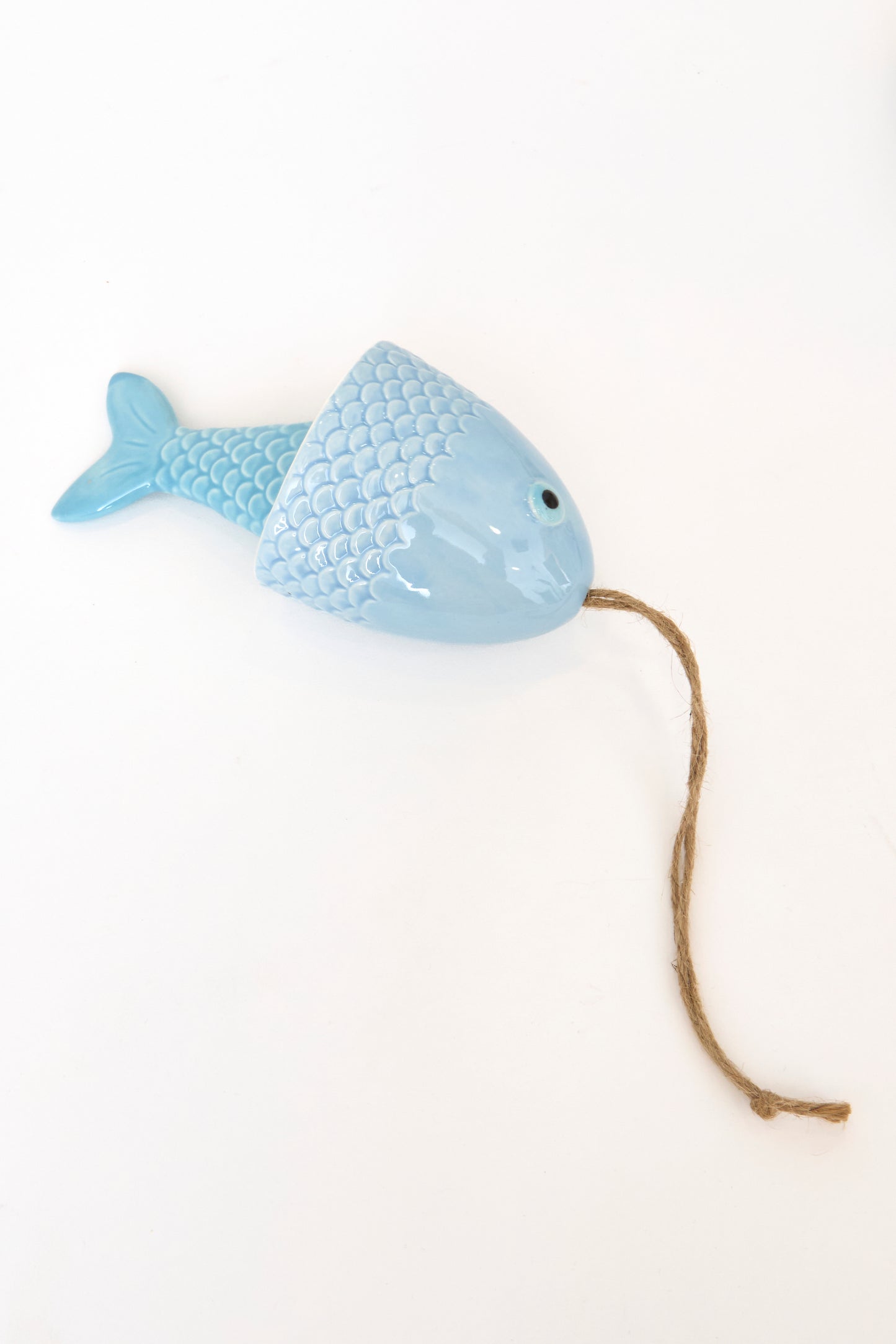 Gres esmaltatuzko haize-zintzilikaria, arrain-formakoa