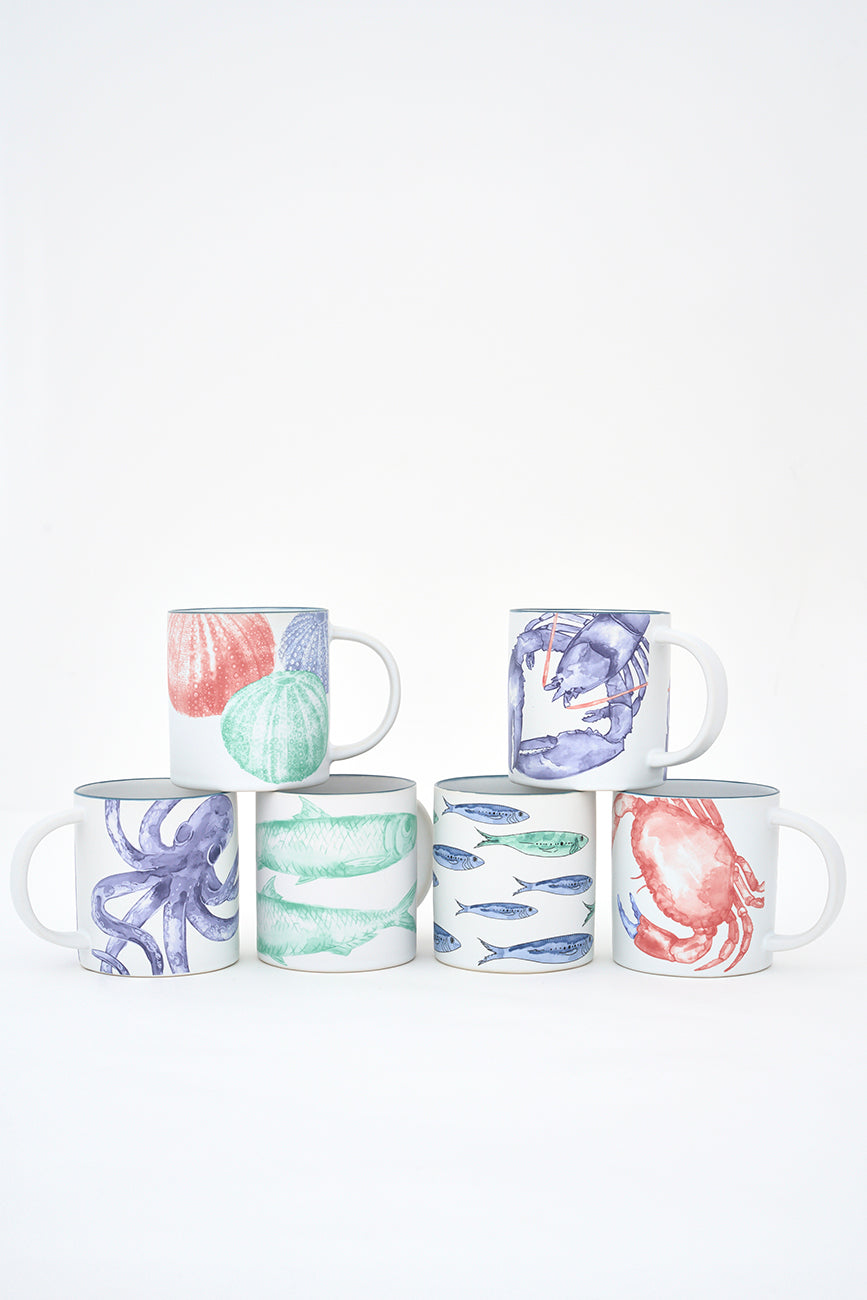 Taza de gres con banco de peces