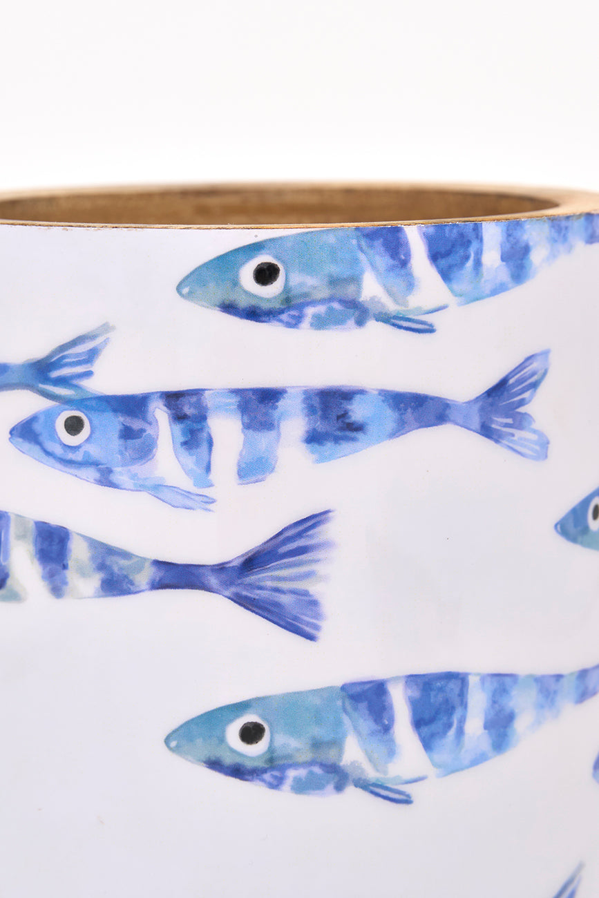 Bote de madera esmaltada con banco de peces