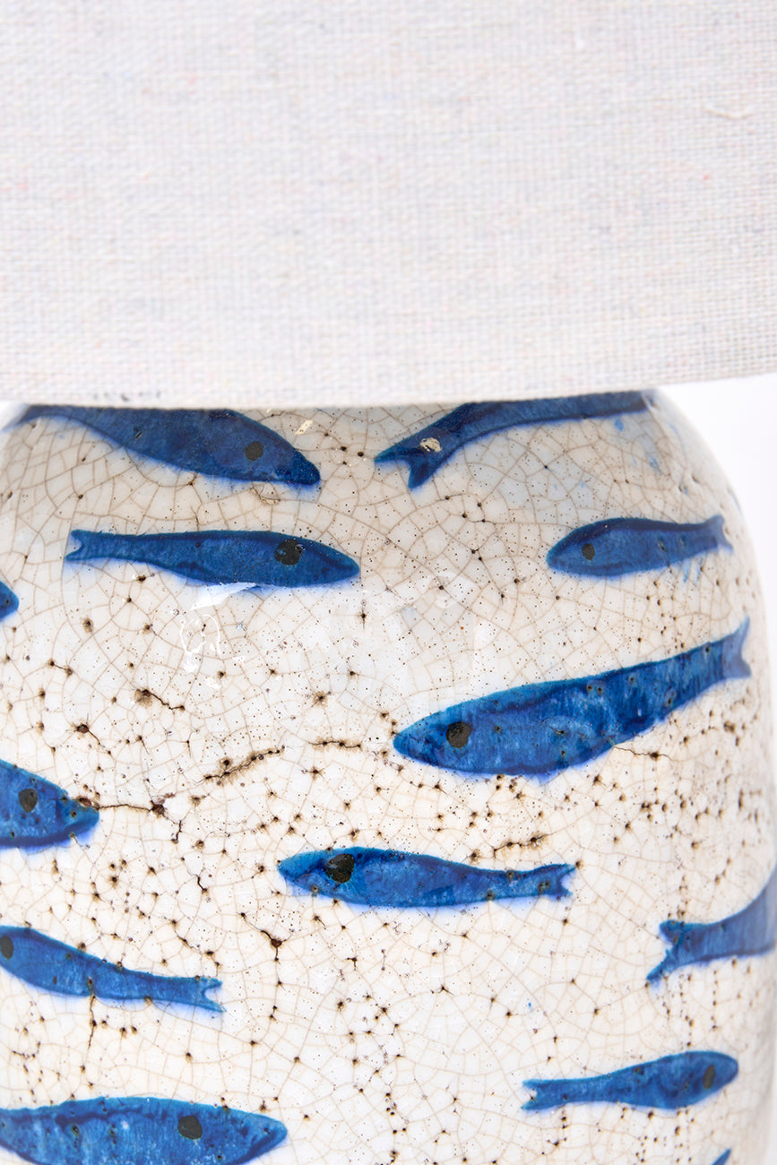 Lámpara de terracota con peces pintados
