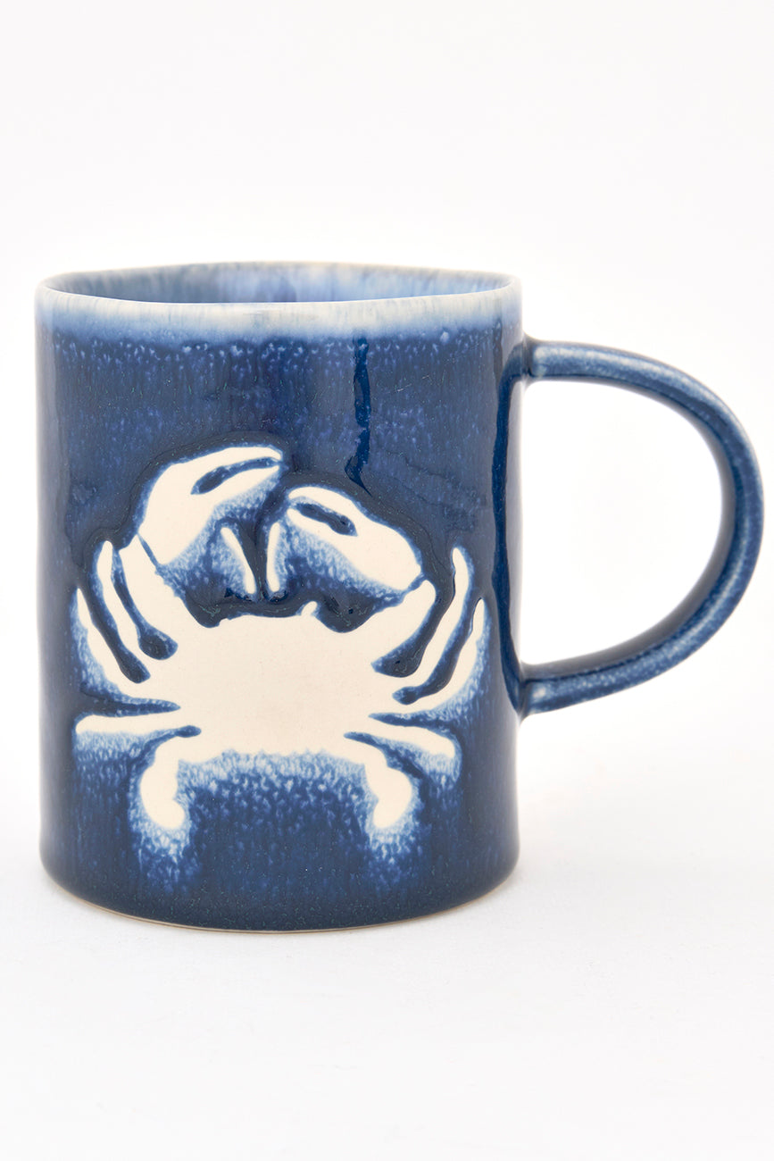 Taza de gres azul marino con cangrejo