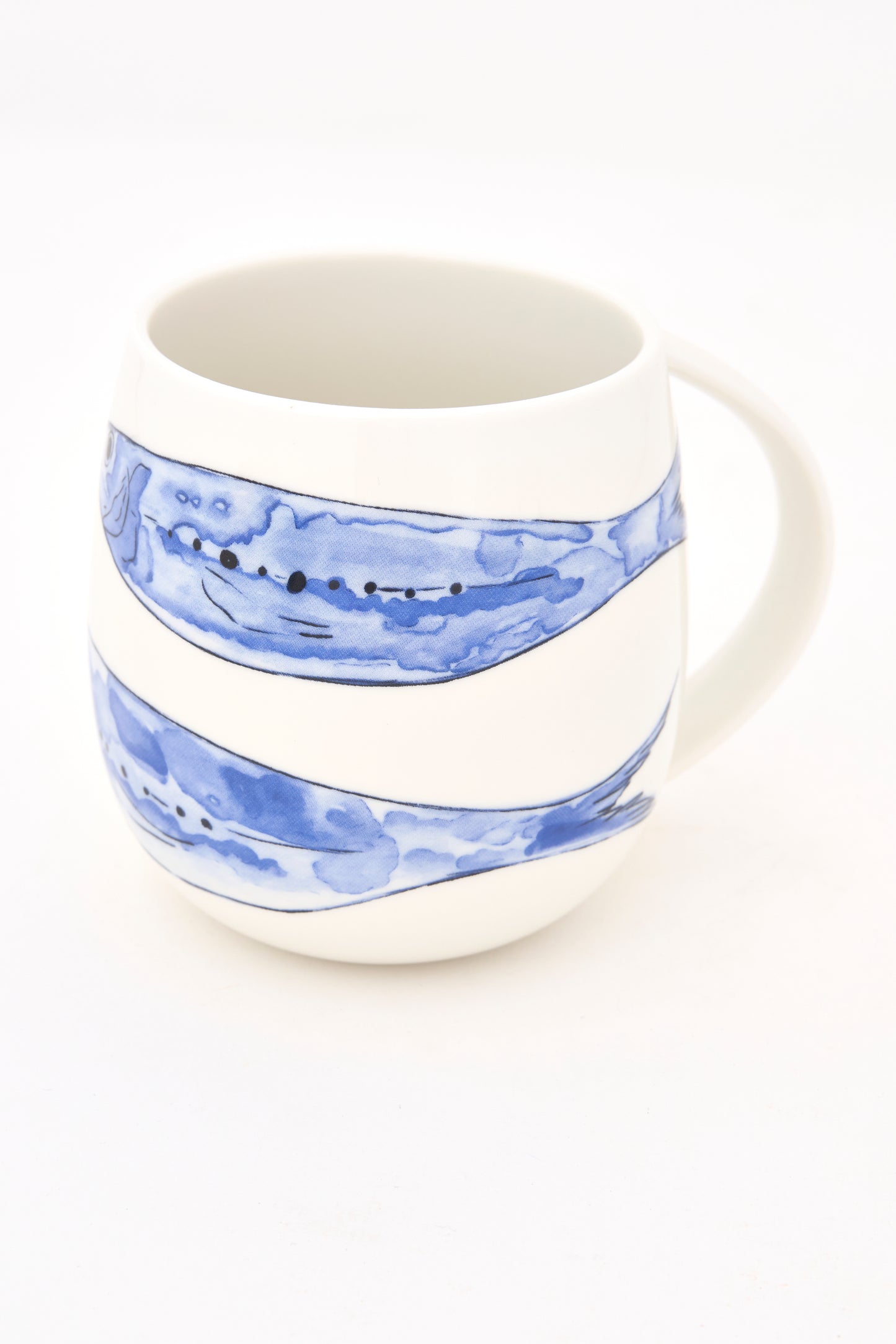 Taza con peces azules pintados