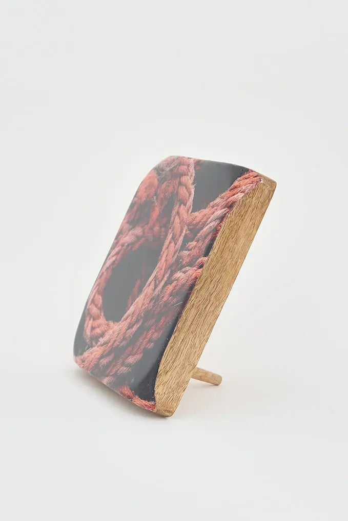 Imagen impresa sobre taco de madera. Cuerdas náuticas usadas