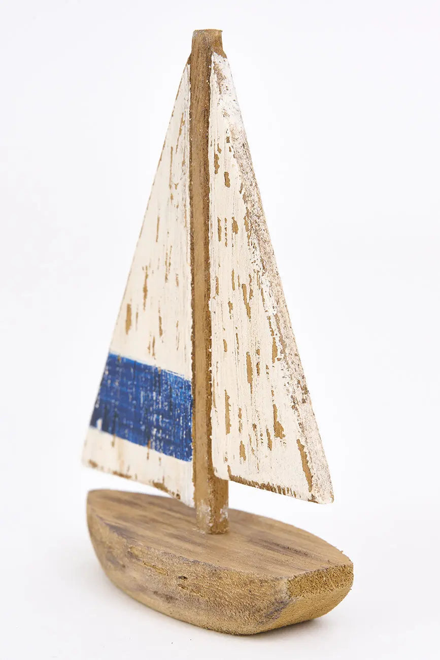 Pequeño velero decorativo en madera envejecida.