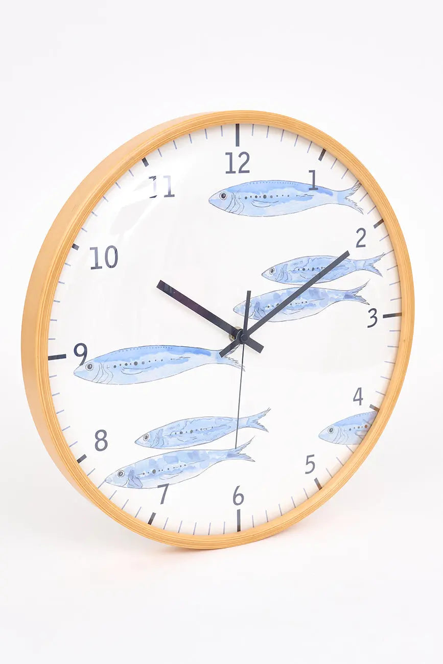 Reloj con peces pintados en la esfera