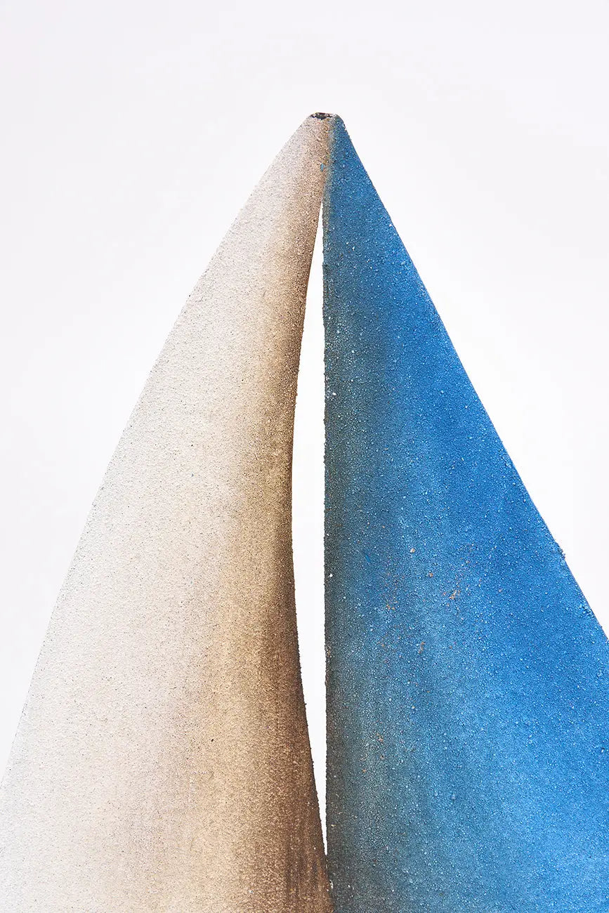 Velero de madera con velas de metal