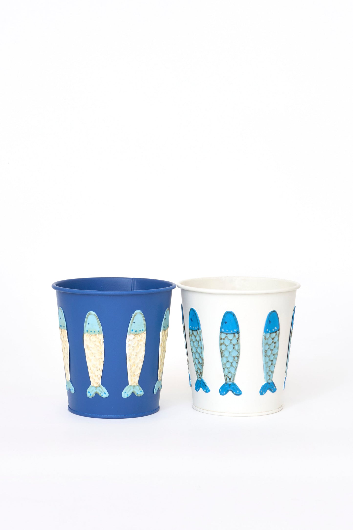 Latorrizko loreontzi zuria, erliebedun arrainekin