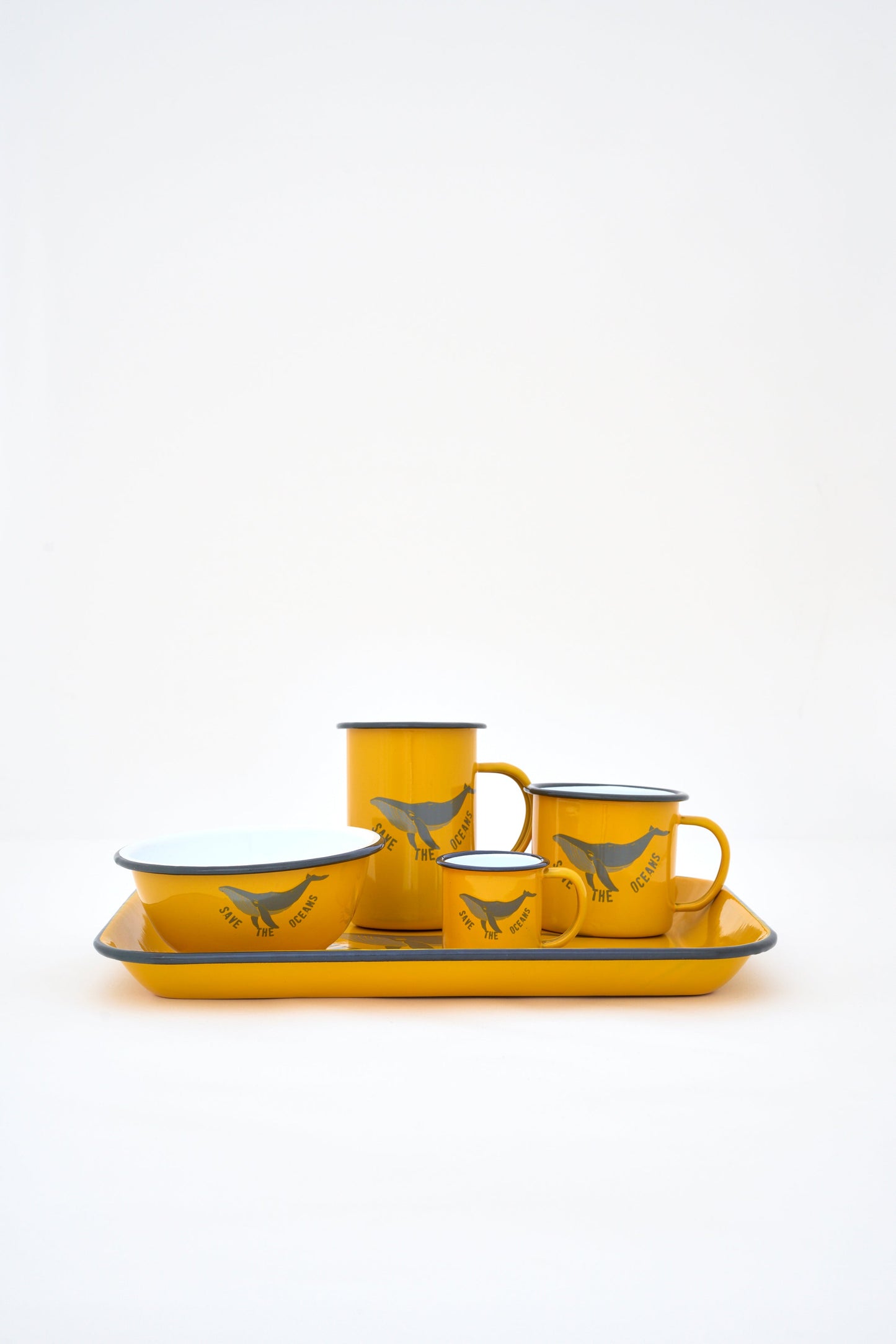 Taza esmaltada amarilla con ballena