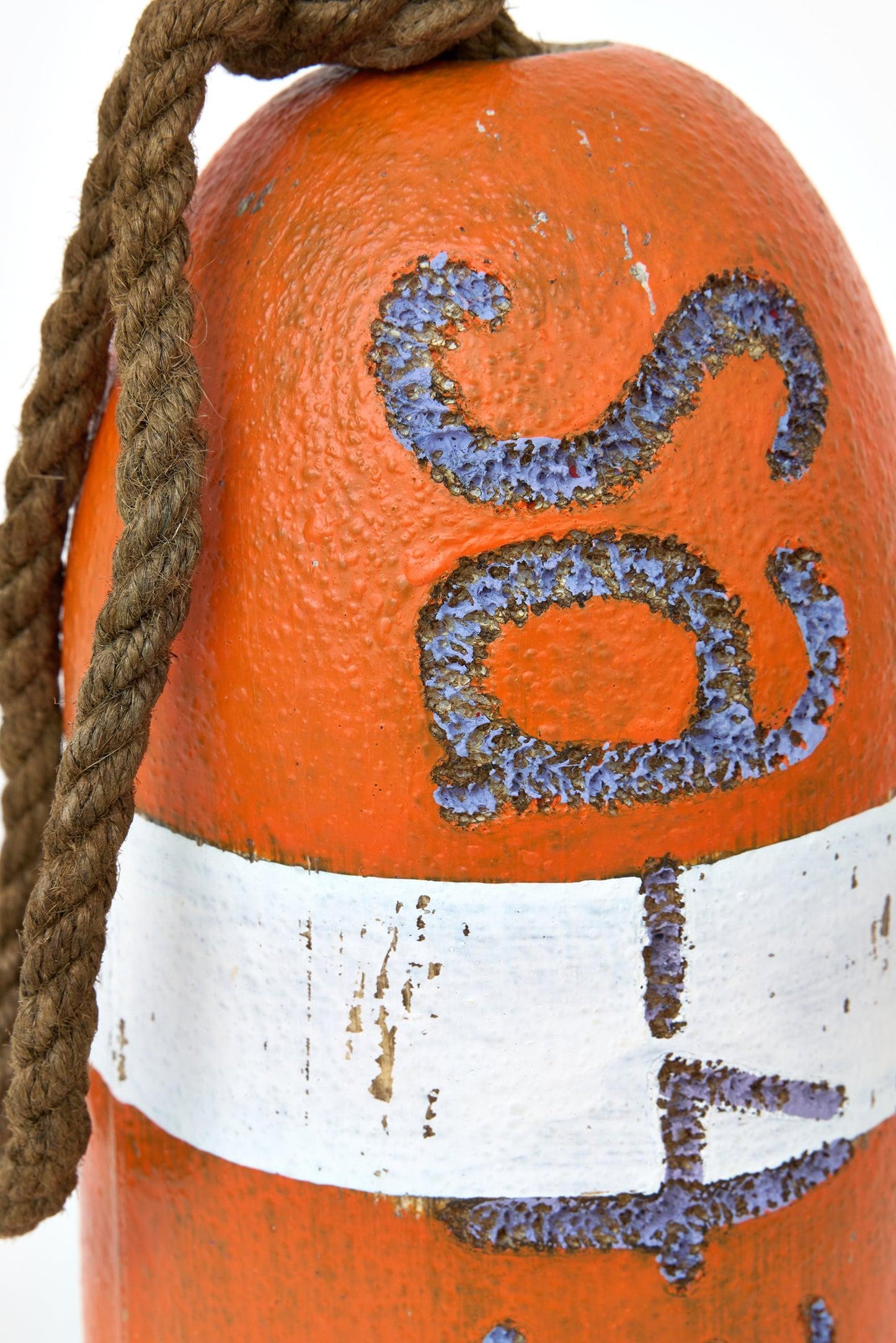 Boya naranja envejecida con cuerda