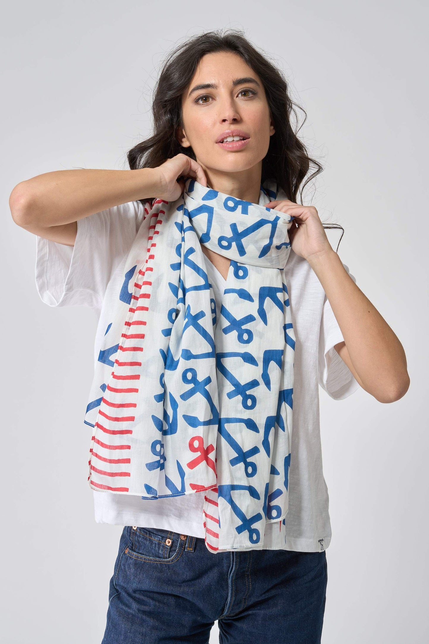 Scarf with anchors