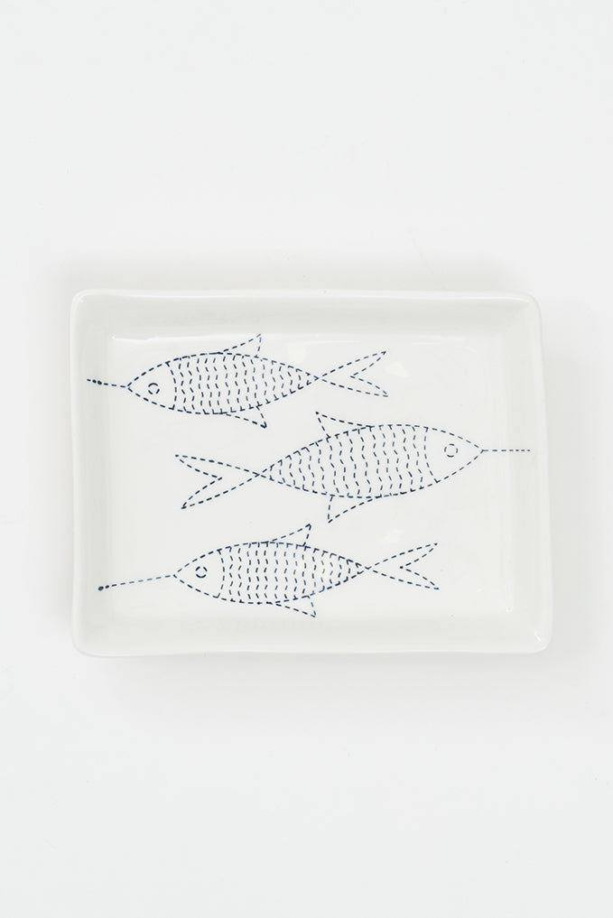 Plato de porcelana con peces forma cuadrada