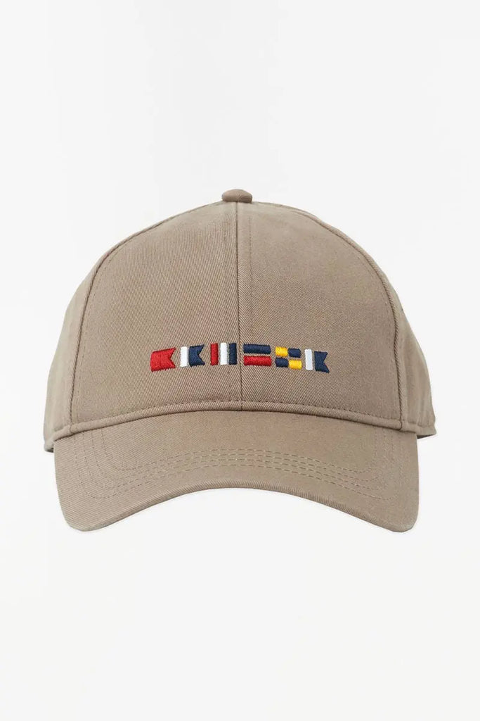 Gorra de algodón con banderas náuticas bordadas. Beis