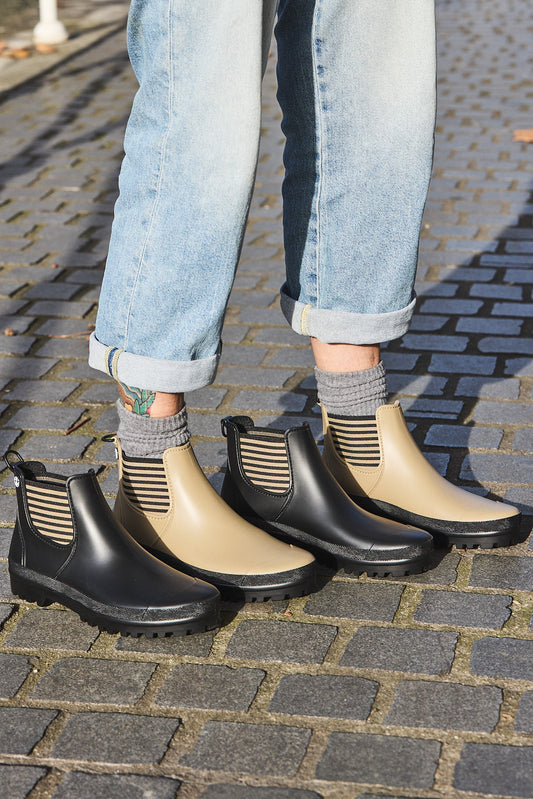 Women's waterproof rain boots or wellie black