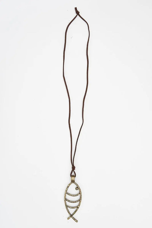 Colgante o collar en cuero y colgante pez en aleación sostenible