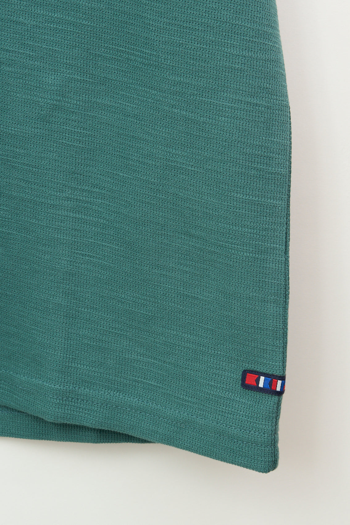 Polo de algodón jacquard con textura y cuello abierto