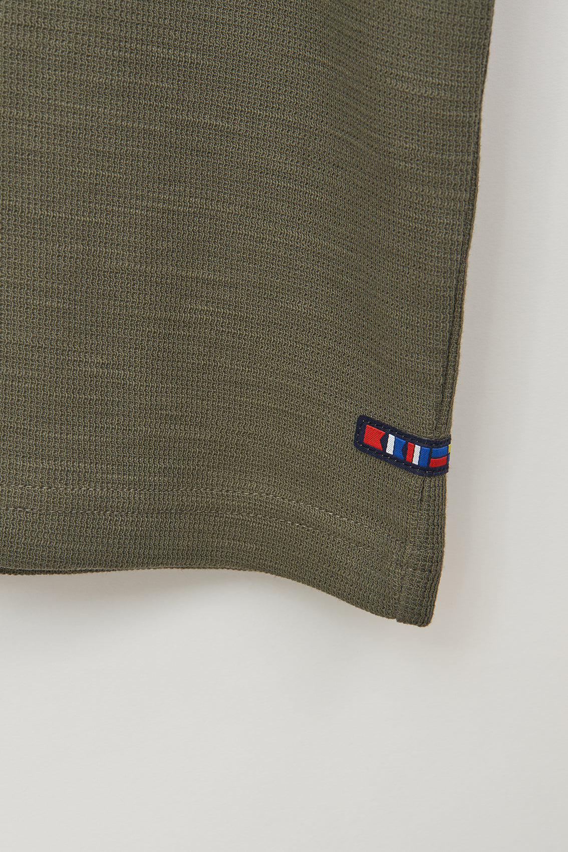 Polo de algodón jacquard con textura y cuello abierto