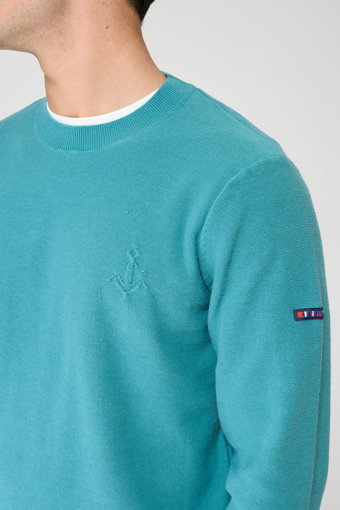 Pull en coton fin avec ancre brodée