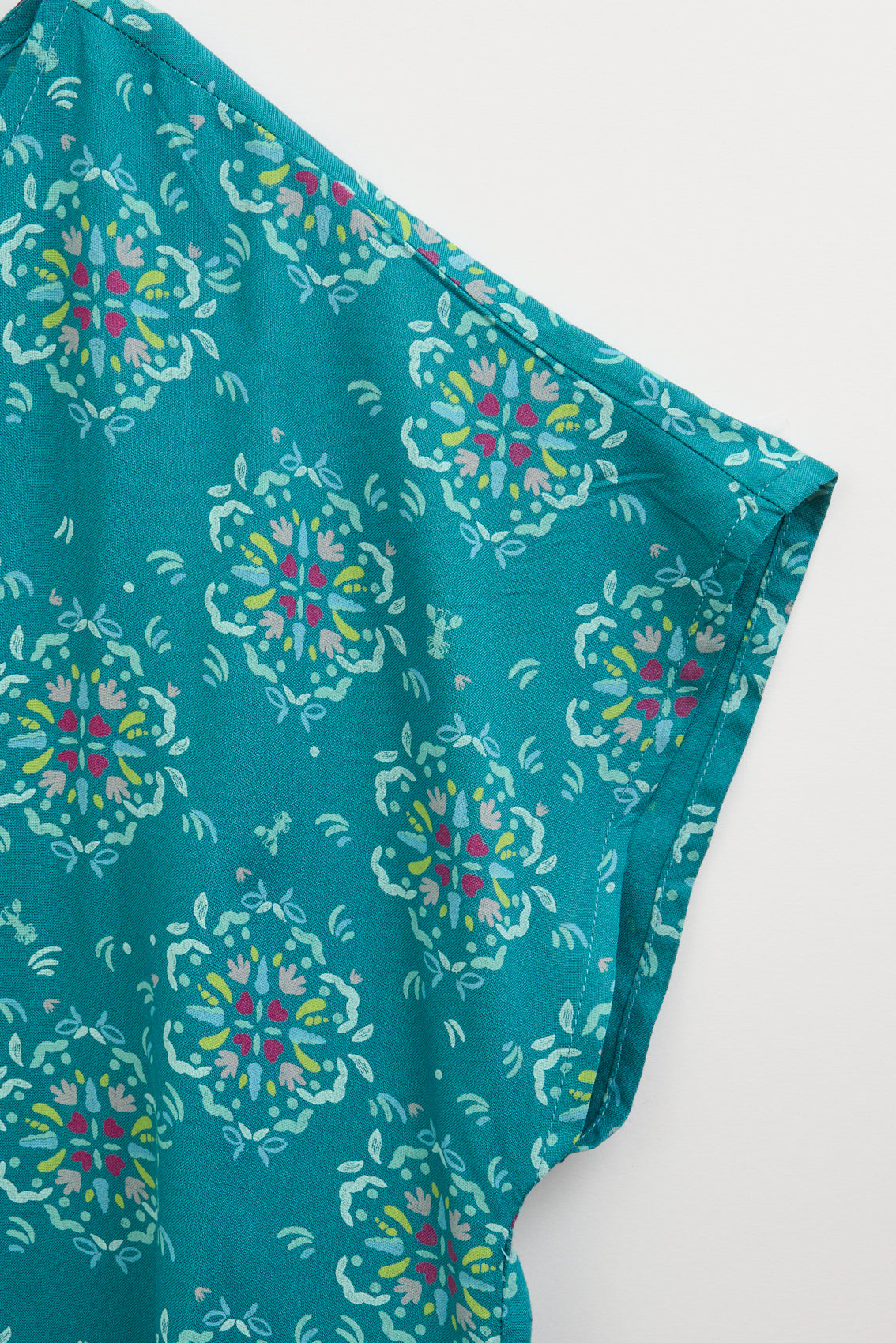 Vestido corto estampado de viscosa Ecovero