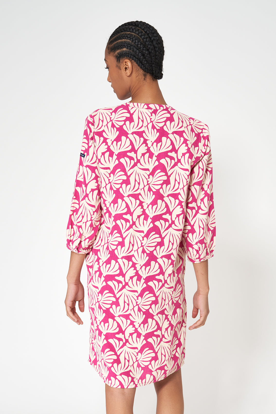 Robe courte en lin à manches trois-quarts