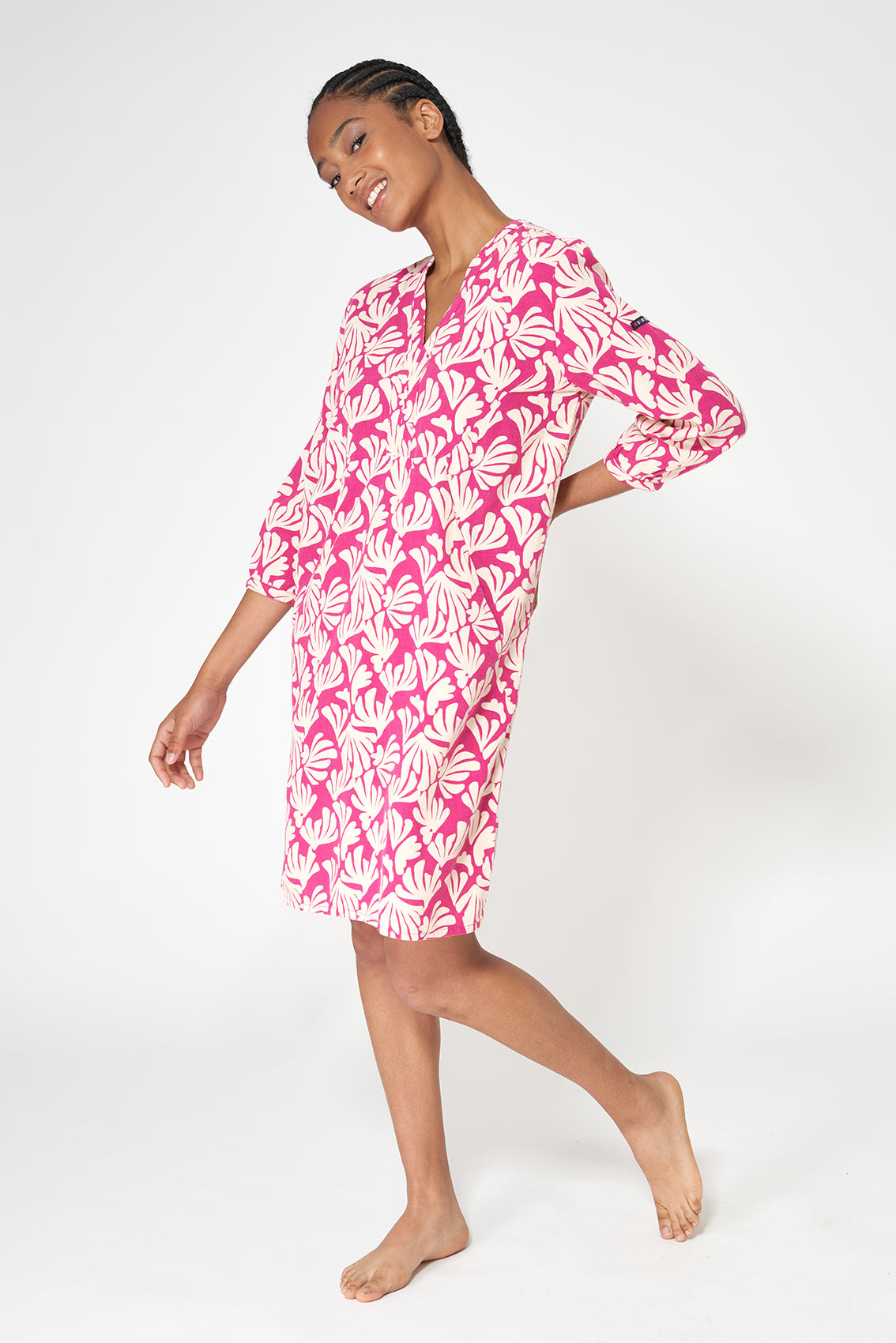 Robe courte en lin à manches trois-quarts