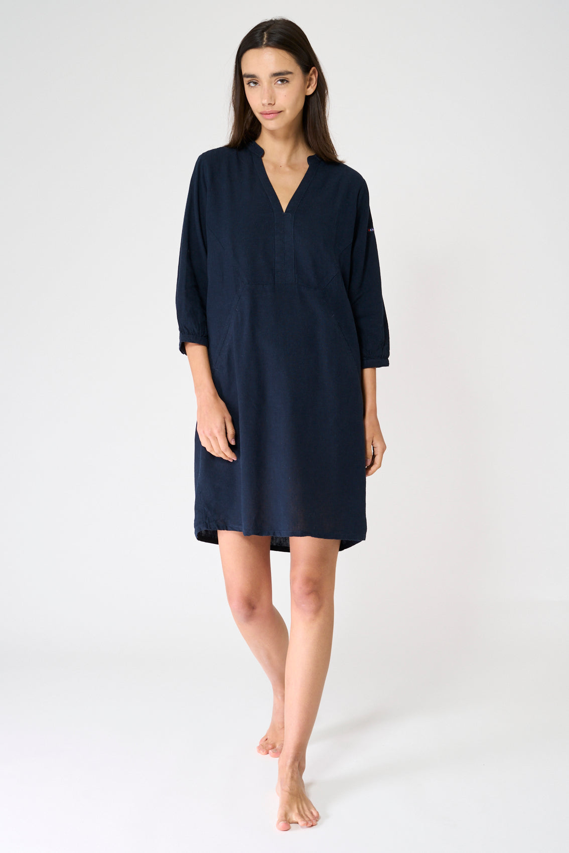 Vestido corto de lino con manga tres cuartos