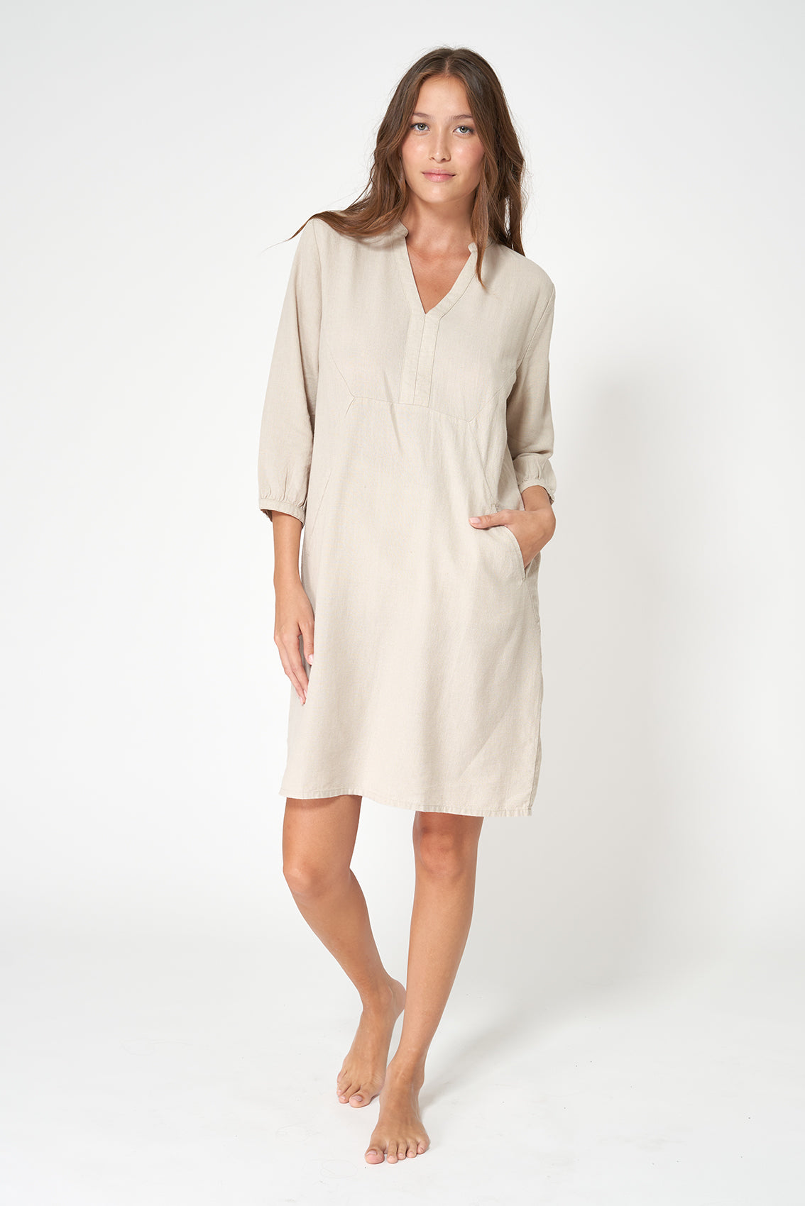 Vestido corto de lino con manga tres cuartos