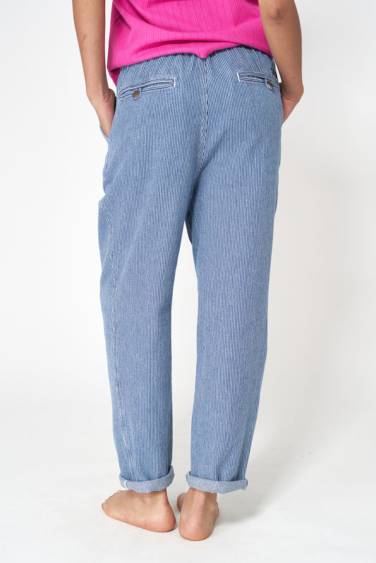 Pantalón denim con rayas y cintura con cordón