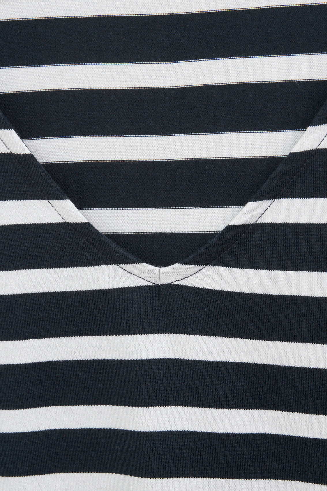 Vestido camiseta largo a rayas con escote en V