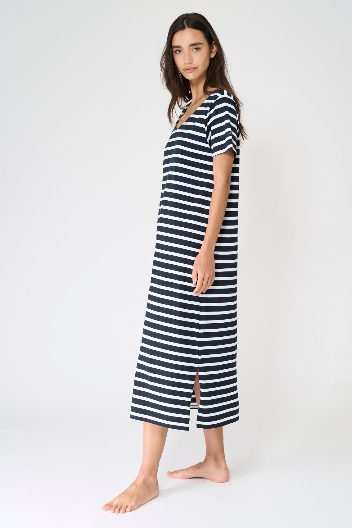 Vestido camiseta largo a rayas con escote en V