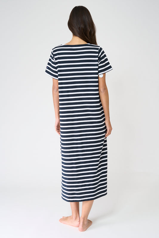 Vestido camiseta largo a rayas con escote en V