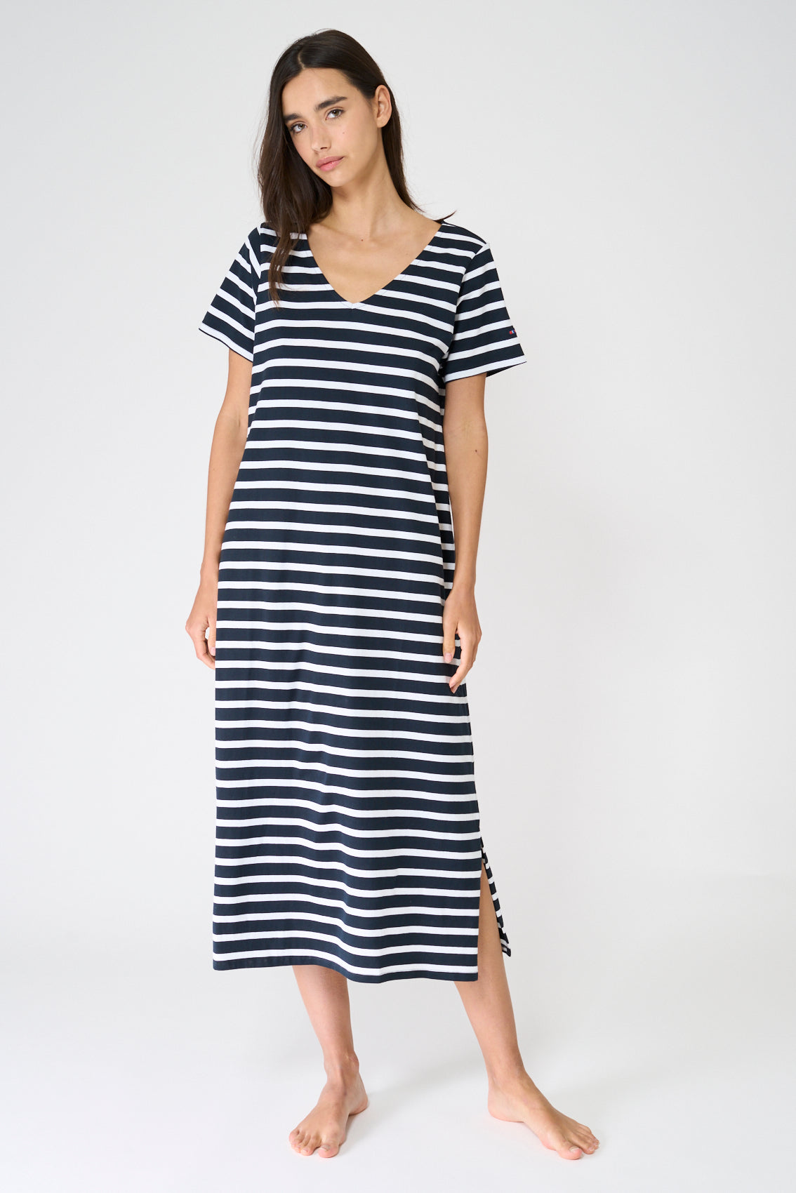 Vestido camiseta largo a rayas con escote en V