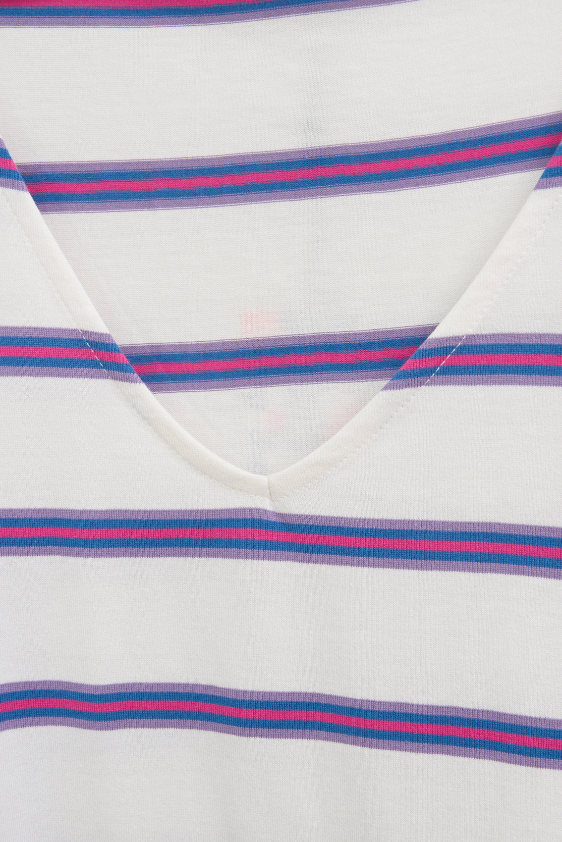 Vestido camiseta largo a rayas con escote en V