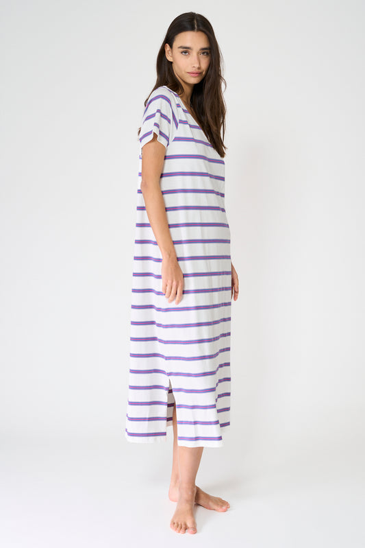 Vestido camiseta largo a rayas con escote en V