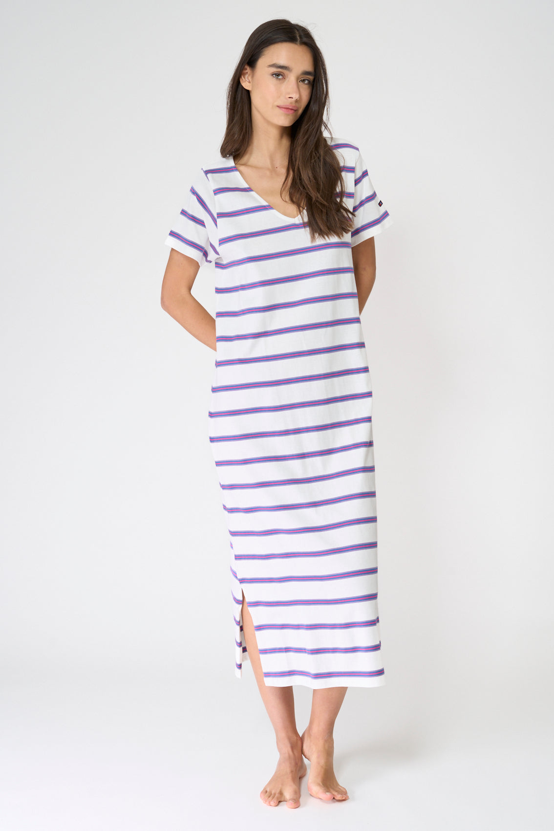 Vestido camiseta largo a rayas con escote en V