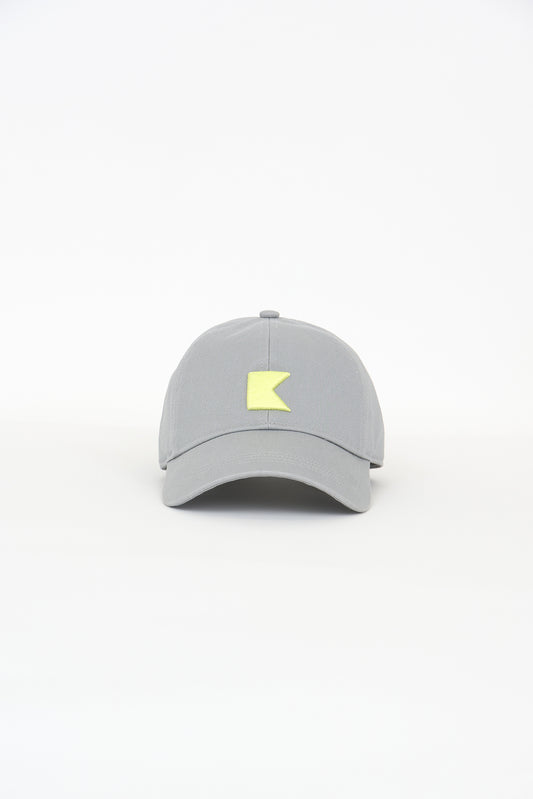 Txanoa, bandera baten logoa brodatuta duena, estilo informalekoa