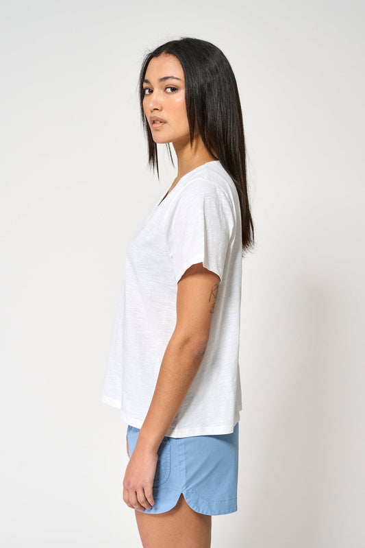 Camiseta flamé manga corta y escote pico