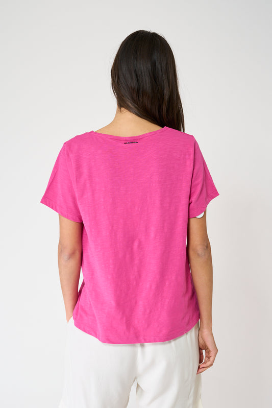 Camiseta flamé manga corta y escote pico