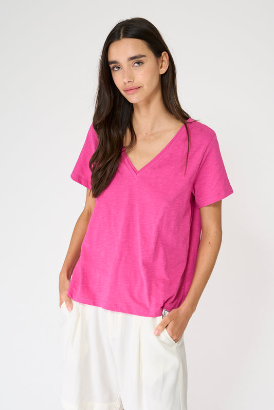 Camiseta flamé manga corta y escote pico