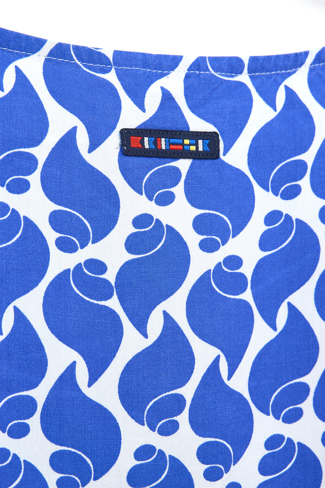Biskosazko blusa estanpatua, V formako eskotearekin