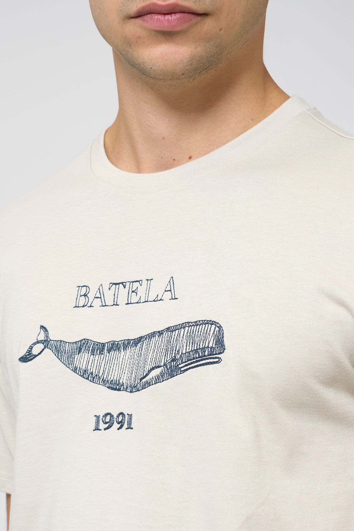 Mahuka motzeko kamiseta, balea brodatuarekin