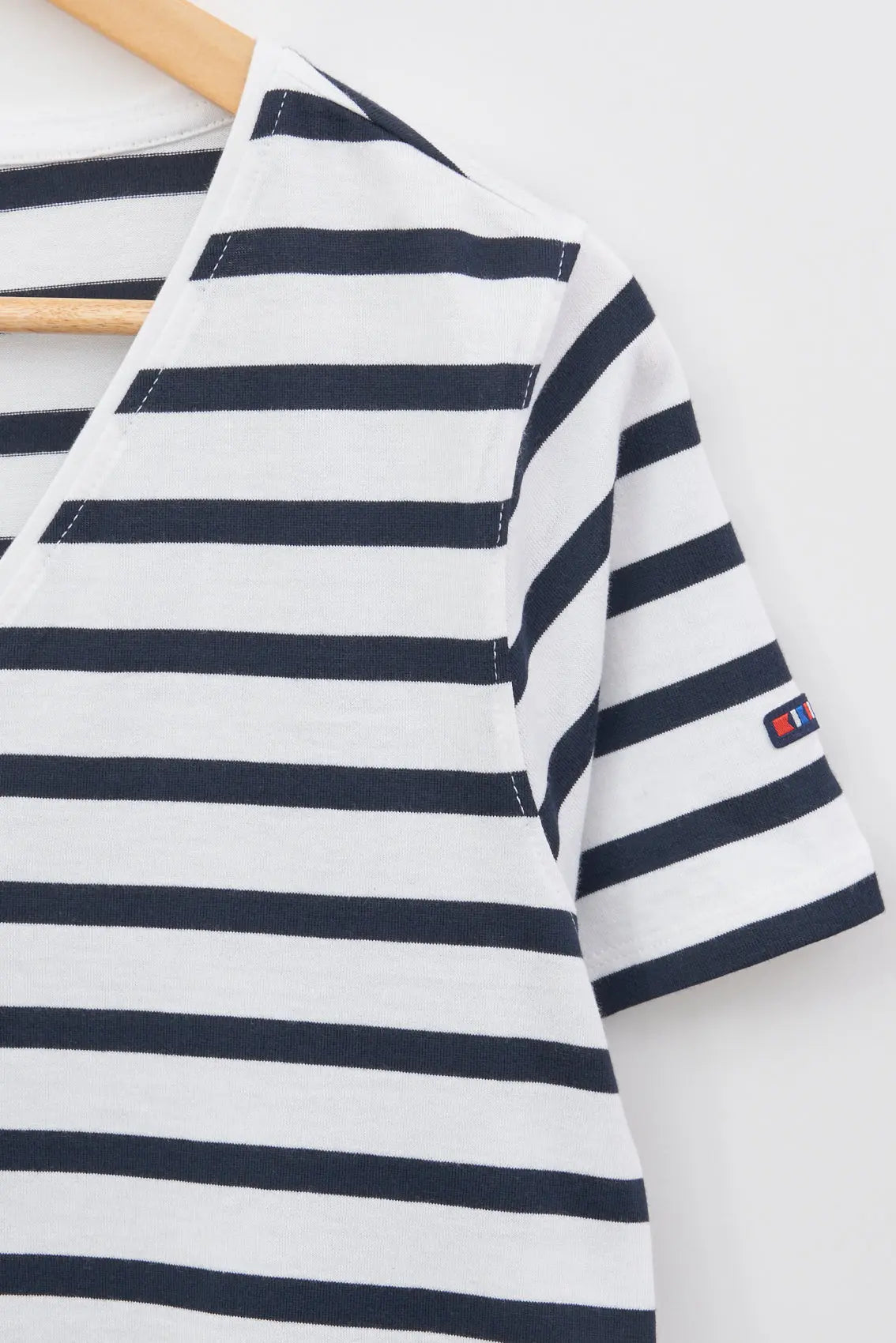Striped V-neck T-shirt in 180g cotton