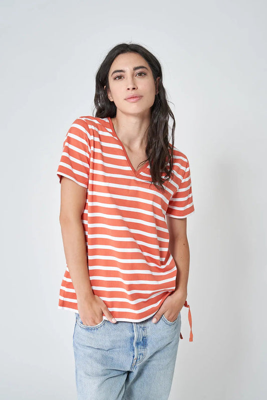 Tee shirt rayé à manches courtes avec encolure "V"