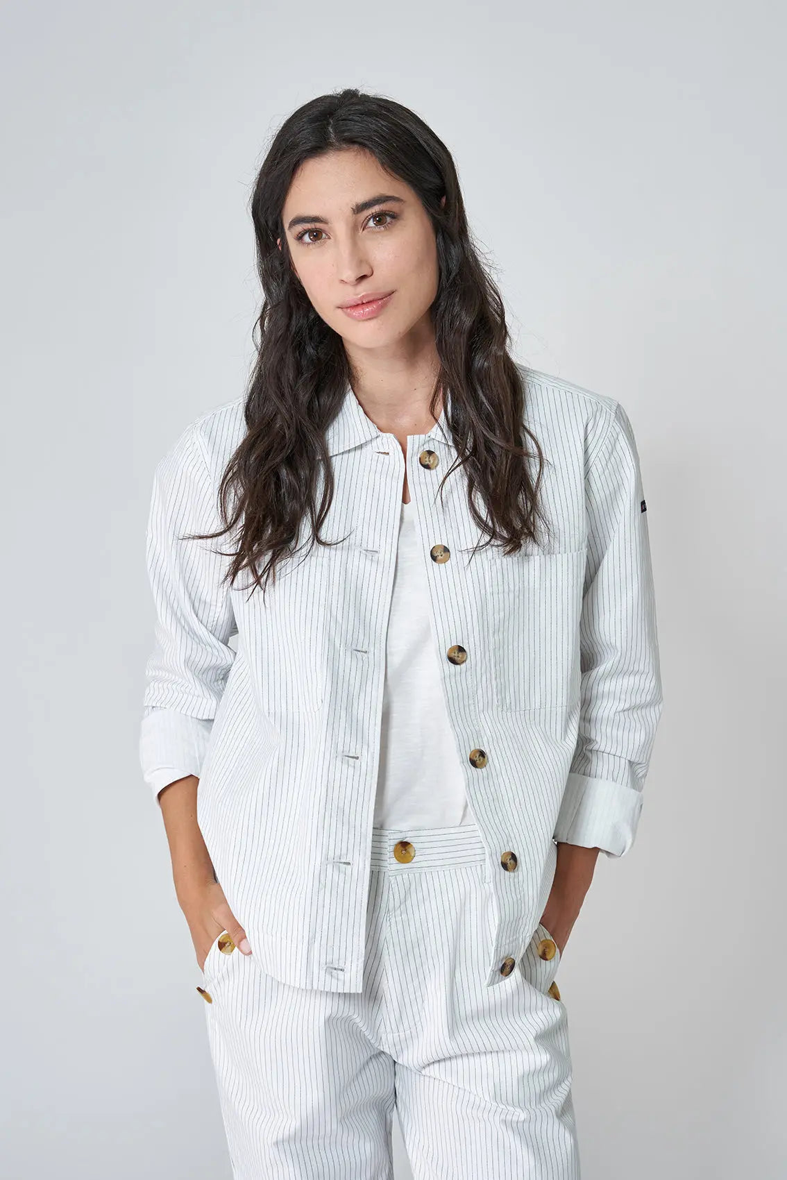 Veste pour femme en coton sergé, avec des boutons et des poches frontales